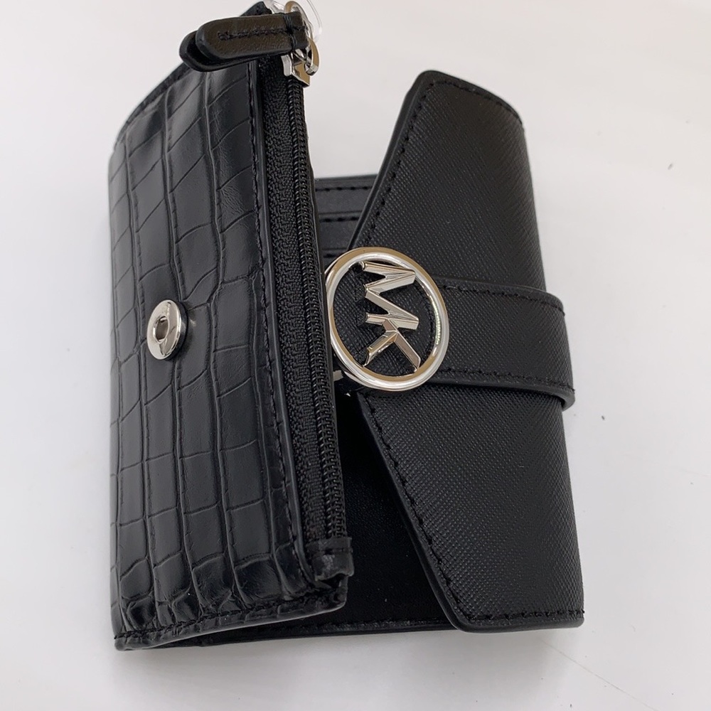 MICHAEL KORS
Carmen Medium Faux Leather Wallet
BLACK COLOR - Picture 7 of 11